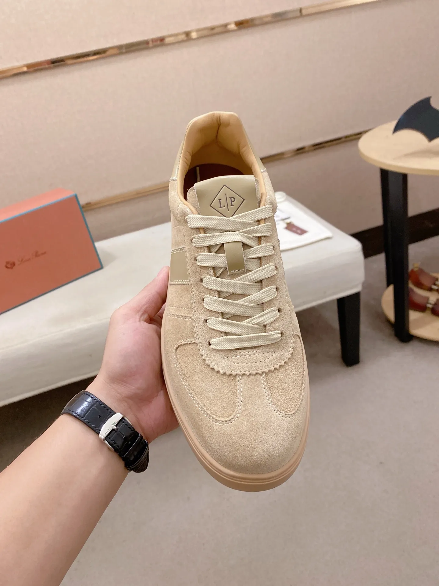 Men's shoes💰: 580💰🔥𝐥𝐨𝐫𝐨 𝐏𝐢𝐚𝐧𝐚 lp classic loafers, an Italian treasure brand, the only brand that can match Hermès! Only after wearing it do we realize that we can’t live up to our feet. The upper is made of imported first-layer cowhide with breathable fly-knit fabric, water-dyed cowhide foot pads, and the official original glass rubber outsole and pendant. Exclusive original packaging (tag ➕ brand paper ➕ outer box ➕ hand bag) code number: 38-44. Can be customized 45-46